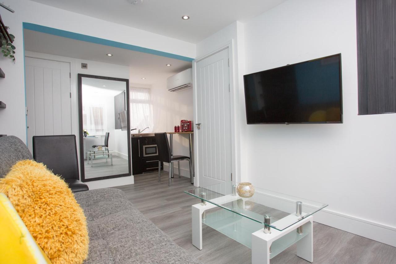 Legoland Heathrow Windsor Apartment Hotel สลาว ภายนอก รูปภาพ