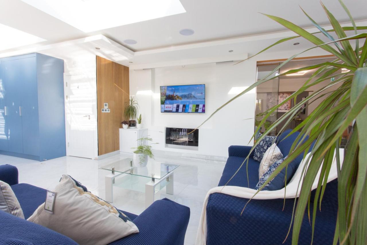 Legoland Heathrow Windsor Apartment Hotel สลาว ภายนอก รูปภาพ